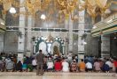 Malaysia Larang Orang Asing Salat Berjemaah di Masjid - JPNN.com