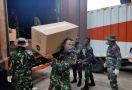 Prajurit TNI Bergerak Cepat Bantu Distribusikan APD ke Berbagai Daerah - JPNN.com