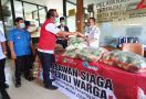 Disaksikan Sandiaga Uno, Relawan Siaga Bagi-Bagi Beras di Zona Merah Corona - JPNN.com