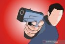 Heboh Pria Berjaket Hitam Mengacungkan Pistol di Jalanan Kota Batu, Siapa Dia? - JPNN.com