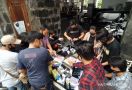 Aksi Solidaritas, Jurnalis Balai Kota Bagikan Masker kepada Warga yang Masih Bekerja di Tengah Wabah Corona - JPNN.com