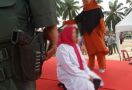 Gegara Berbuat Terlarang, Mbak Wat Dihukum Cambuk 200 Kali - JPNN.com
