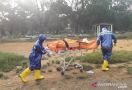 Polisi Tembakkan Gas Air Mata ke Warga yang Menolak Pemakaman Dokter Corona - JPNN.com
