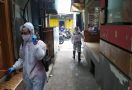 Selain Bagikan Makanan Gratis, Forum Relawan Jokowi Juga Lakukan Penyemprotan Disinfektan - JPNN.com