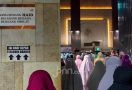 Selama Belum Dilarang, Warga Megamendung Masih Tarawih di Masjid - JPNN.com