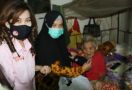 PBL Serahkan Bantuan Sembako Langsung ke Warga - JPNN.com