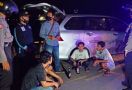 Asyik Pesta Miras di Pinggir Pantai, Kaget Didatangi TNI-Polri - JPNN.com
