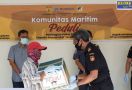 Bea Cukai Bagikan Paket Sembako Kepada Warga Terdampak Covid-19 - JPNN.com