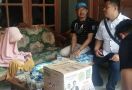 DKN dan Ketua Fraksi PKB Garut Langsung Turun Serahkan Bantuan ke Nenek Minah - JPNN.com