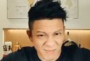 Ariel NOAH Potong Rambut Sendiri Pakai Alat Seadanya, Komentar Netizen Nyaris Sama - JPNN.com