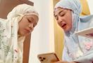 Ajari Cimoy Montok Mengaji, Dewi Perssik: Tidak Ada Kata Terlambat - JPNN.com