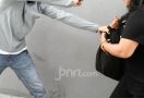 Bocah Dijambret saat Main Handphone di Jalan, Videonya Viral, Tiga Pelaku Diburu Polisi - JPNN.com