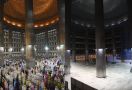 Survei: Harus Ada Sanksi Bagi yang Masih Beribadah di Tempat Ibadah Selama Ramadan - JPNN.com