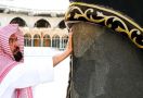 Masjidilharam Sepi dari Jemaah, Imam Sudais Ikut Bersihkan Kakbah - JPNN.com