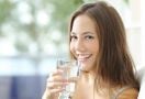 Jangan Suka Minum Air Putih Sambil Berdiri, Ini 4 Efek Sampingnya untuk Tubuh - JPNN.com