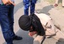 Apes, Petugas Stop Mobil Pejabat saat Karantina Wilayah - JPNN.com