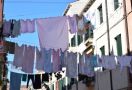 2 Anak Tertulari Virus dari Baju sang Ayah, Ini Cara Mencuci Pakaian Mencegah Corona - JPNN.com