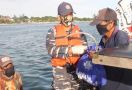 Personel Kapal Perang TNI AL Ini Bantu Nelayan Terdampak Covid-19 - JPNN.com