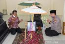 Promosi jadi Kabaintelkam Polri, Mantan Ajudan SBY Ziarah ke Makam Ibunda Jokowi - JPNN.com