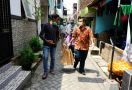 Satu Keluarga Positif COVID-19 Menolak Bantuan Pemkot Surabaya, Terungkap Alasannya - JPNN.com