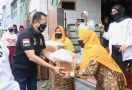 Ketua MPR RI Berikan Bantuan Buat Ustazah dan Anak Yatim - JPNN.com