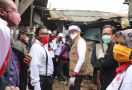 Bersatu Melawan Corona, Relawan Jokowi Mania dan Sandiaga Uno Bagikan Sembako di Bantargebang - JPNN.com
