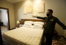 Tampung di Hotel Bintang Lima, Gubernur Jabar Sambangi Tenaga Medis Perawat Pasien COVID-19 - JPNN.com