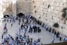 Kenakan Masker, Umat Yahudi Kembali Berziarah di Tembok Ratapan - JPNN.com