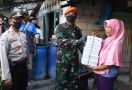 Paskhas TNI AU Bagikan 2.225 Takjil dan Nasi Kotak Untuk Warga Terdampak Covid-19 - JPNN.com