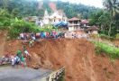 Pak Camat Menceritakan Detik-detik Datangnya Banjir Bandang Dini Hari Tadi - JPNN.com