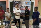 Yan Permenas Gerindra Bagikan Sembako kepada Mahasiswa Asal Papua di Kota Ini - JPNN.com