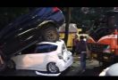Kecelakaan Beruntun 5 Mobil di Ringroad, Pajero Sport Nangkring di Atas Honda Jazz - JPNN.com