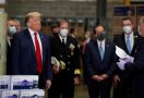 Donald Trump Memang Songong, Lihat Gayanya Saat Kunjungi Pusat Distribusi Masker - JPNN.com