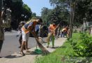 Malunya! Pelanggar PSBB Bersihkan Jalan - JPNN.com