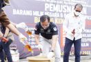 Bea Cukai Kalbagsel Musnahkan Satu Juta Batang Rokok dan Ratusan Liter Miras Ilegal - JPNN.com