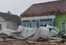 Angin Puting Beliung Hancurkan Sejumlah Rumah Warga di Banjaragung dan Banjarmargo - JPNN.com