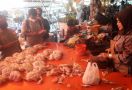 Pedagang Bingung, Terpaksa Turunkan Harga Ayam - JPNN.com