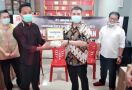 Yayasan Sehati Serahkan Paket Sembako Kepada Anak Kos Hingga Janda di Tangerang - JPNN.com