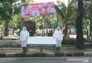Petugas Pemakaman Keliling Bawa Peti Jenazah, Semoga Cepat Sadar - JPNN.com