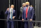 Donald Trump Akhirnya Ketahuan Menggunakan Masker - JPNN.com