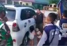 Mengaku tak Bisa Beli Susu, Pria Ini Menyerahkan 2 Anaknya ke Anggota TNI - JPNN.com