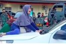 Menangis Histeris, Gadis Ini Nekat ke Menaiki Kap Mobil Jenazah yang Membawa Jasad Ibunya - JPNN.com