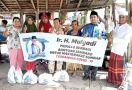Mulyadi Bagikan Ratusan Sembako untuk Warga Pasbar yang Kesulitan Penuhi Pangan - JPNN.com