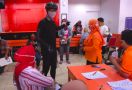 Warga Berdesak-desakan saat Penyaluran BST, Ganjar Tegur Kantor Pos - JPNN.com