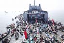 Ratusan Kapal Nelayan Kepung Kapal Perang TNI AL, Ada Apa? - JPNN.com