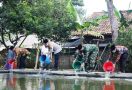 Pesantren Tangguh Jabar: Polres Majalengka Bagikan Bibit Ikan Buat Ponpes - JPNN.com