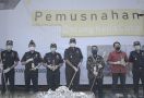 Bea Cukai Kalimantan Bagian Barat Musnahkan Jutaan Batang Rokok Ilegal - JPNN.com