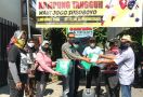 Relawan Eri Cahyadi Berikan APD ke Kampung-Kampung di Surabaya - JPNN.com