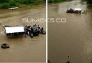 Rakit Bermuatan Sepeda Motor dan Mobil Terbalik di Sungai Musi - JPNN.com