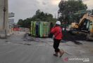 Hilang Kendali, Truk Bermuatan Batu Bara Terguling di Jalan - JPNN.com